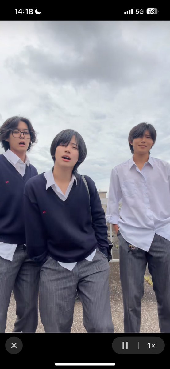 en22p's tweet photo. わたしが小さい頃こういう感じの高校生公園にいてわざと目の前通って視線集めてた今考えたらマジでヤバいやつなの草 https://t.co/OHf05PD6sX