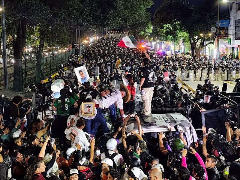 taller2006's tweet photo. Estas son algunas imágenes de cómo se les está impidiendo el paso esta noche a las madres buscadoras.
Ninguna de estas personas merece estar en la calle buscando a sus hijos.

Es increíble que Claudia, siendo mujer y madre no tenga un gramo de empatía con estas mujeres.
Las fotos corresponden a distintas personas, medios y foto reporteros.
1/7