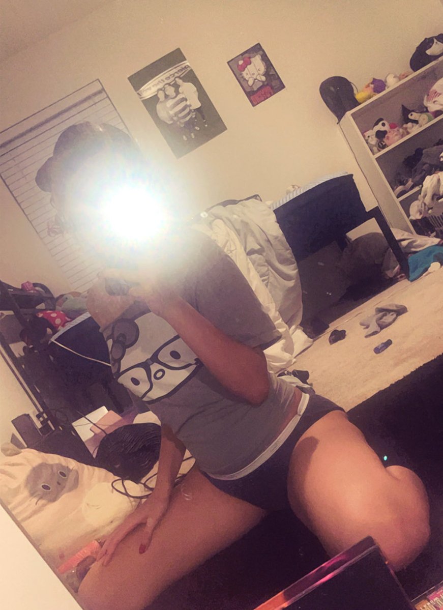 My_l1ttleMelody's tweet photo. Haiii!!!! Just wanna clarify that I am 41🔄 so if that make you uncomfortable then CLICK OFF!!! Anyways, here me in my p@nties bc I’m an attention whore>///< #groommetwt https://t.co/lNtYEHOMJT