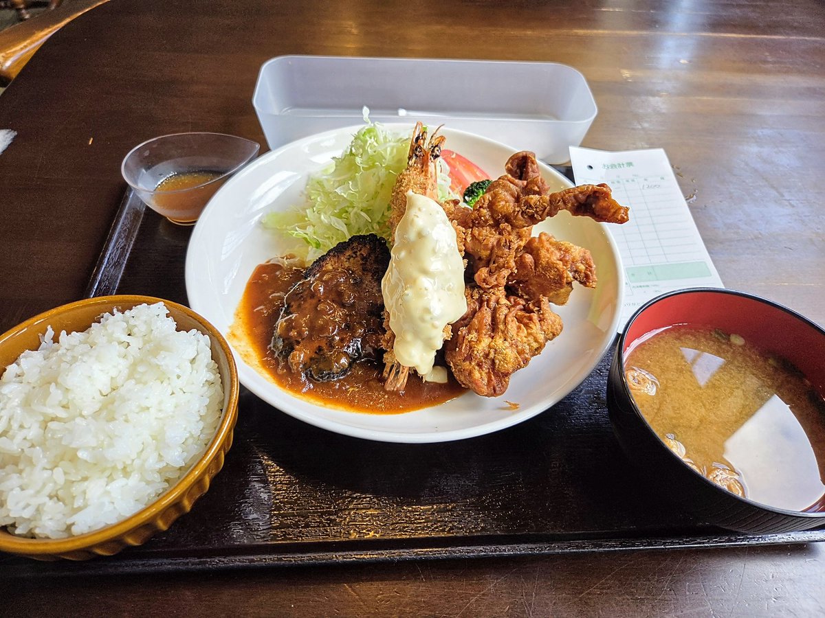 2rin_315's tweet photo. 白馬村のお昼は来夢来人さんでA定食をいただきました。
おかずも然る事乍ら、ご飯がとてもおいしいです。 https://t.co/2gSNJsqMxy