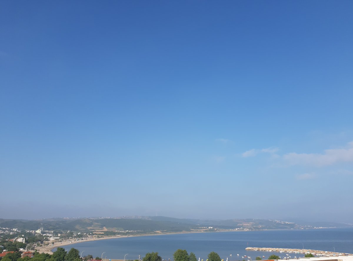 EsraOnbasi's tweet photo. Uyanışların en güzeli, en huzurlusu; maviyle, yeşille, kitapla, kahveyle... 🌊☕ 📖🍃 https://t.co/FMMUneEg3P