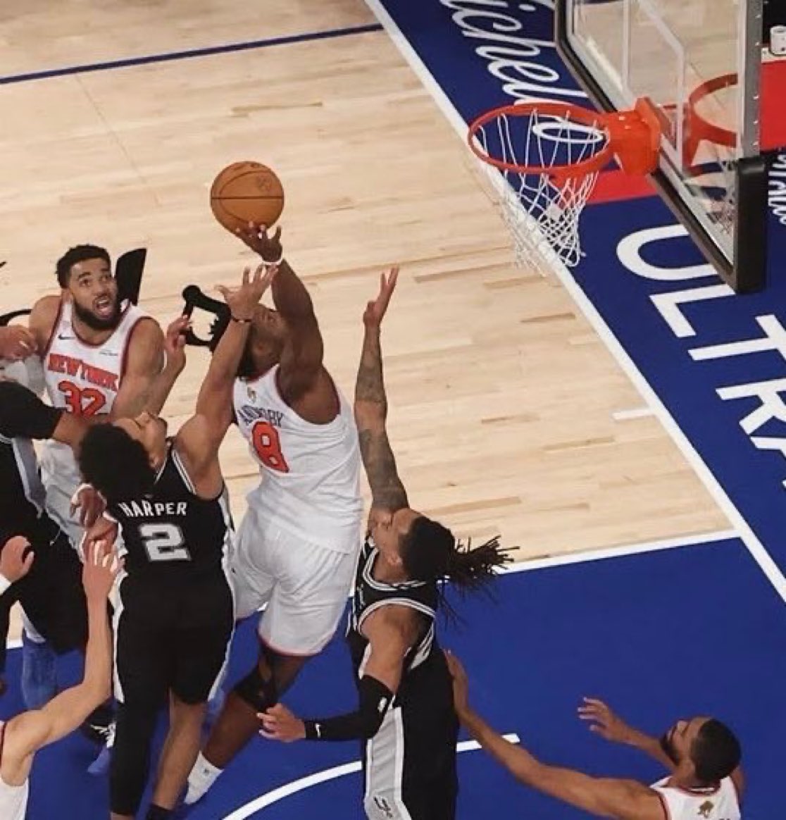 therealtgriff's tweet photo. This is why you watch sports. It’s never over. #nba #knicks #spurs https://t.co/9kkFB1AraU