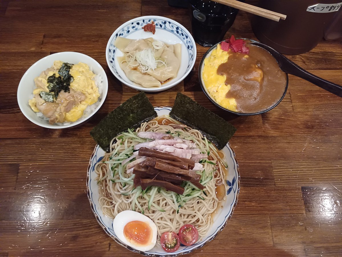 kenkyojunin's tweet photo. 奈つやの中華そば@下丸子で奈つやの冷やし中華雲呑皿付き+オムレツカレー+親子丼。

予約が取れて５か月ぶり。ご夫婦とお姉さんの接客に和まされる、本当に良い空間です。

酸味無く出汁がガツンと効いたタレ、個性あります。ご飯物も美味しいですねえ。次回はラーメンダブ完しますね！笑 https://t.co/h4ilwB8SBc