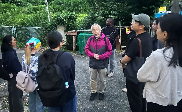YNUlaw's tweet photo. 2026年6月5日 留学生と横浜市栄区瀬上沢の蛍の保全活動について学びました。美しい蛍を見ながら学習し、よい思い出になりました。
https://t.co/aLXVPnpkai https://t.co/YeaF7NaaX4