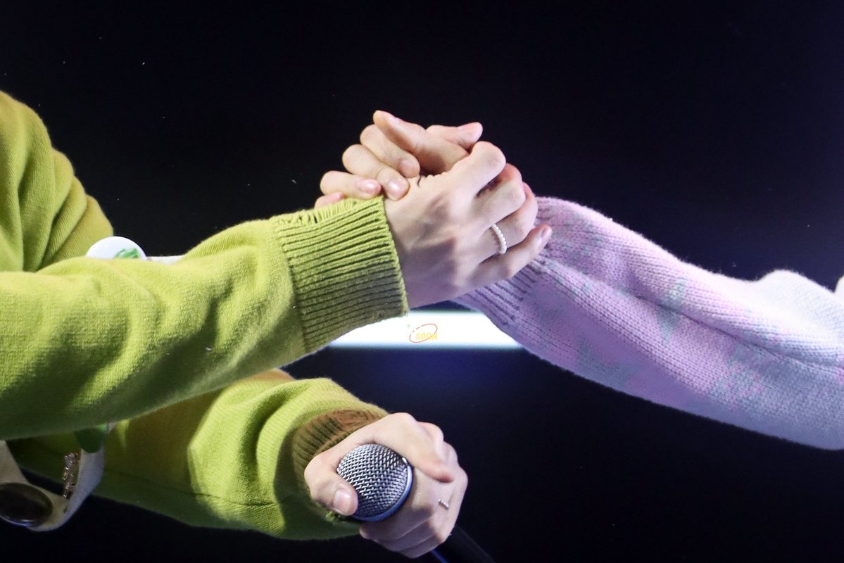 Polikuro's tweet photo. NutHong AU - Your hands in mine [1/3]

Woke up two hours too early and couldn't get Nut's hands out of my mind. https://t.co/C5IL7rp74m