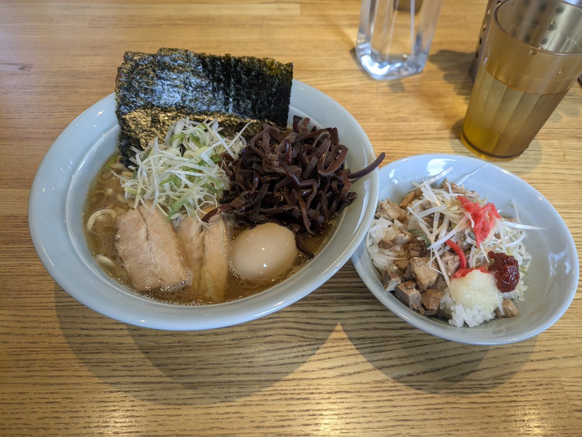 33Splatoon6348's tweet photo. お昼は、豚骨醤油三輪さんへ
豚骨醤油　並
きくらげ、煮玉子
チャーシュー丼
今週２回目😅
麺量、並、中、大、無料です。
美味しかったです😊 https://t.co/WFxSvvNxiB