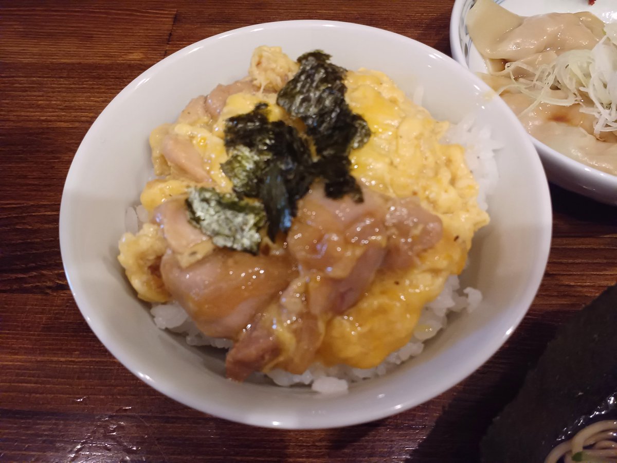 kenkyojunin's tweet photo. 奈つやの中華そば@下丸子で奈つやの冷やし中華雲呑皿付き+オムレツカレー+親子丼。

予約が取れて５か月ぶり。ご夫婦とお姉さんの接客に和まされる、本当に良い空間です。

酸味無く出汁がガツンと効いたタレ、個性あります。ご飯物も美味しいですねえ。次回はラーメンダブ完しますね！笑 https://t.co/h4ilwB8SBc