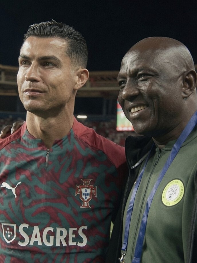 TeamCRonaldo's tweet photo. 🚨 Every Nigerian player and staff member rushed to meet Cristiano Ronaldo immediately at full-time. 😅🇳🇬 https://t.co/xVCaLlDn8H