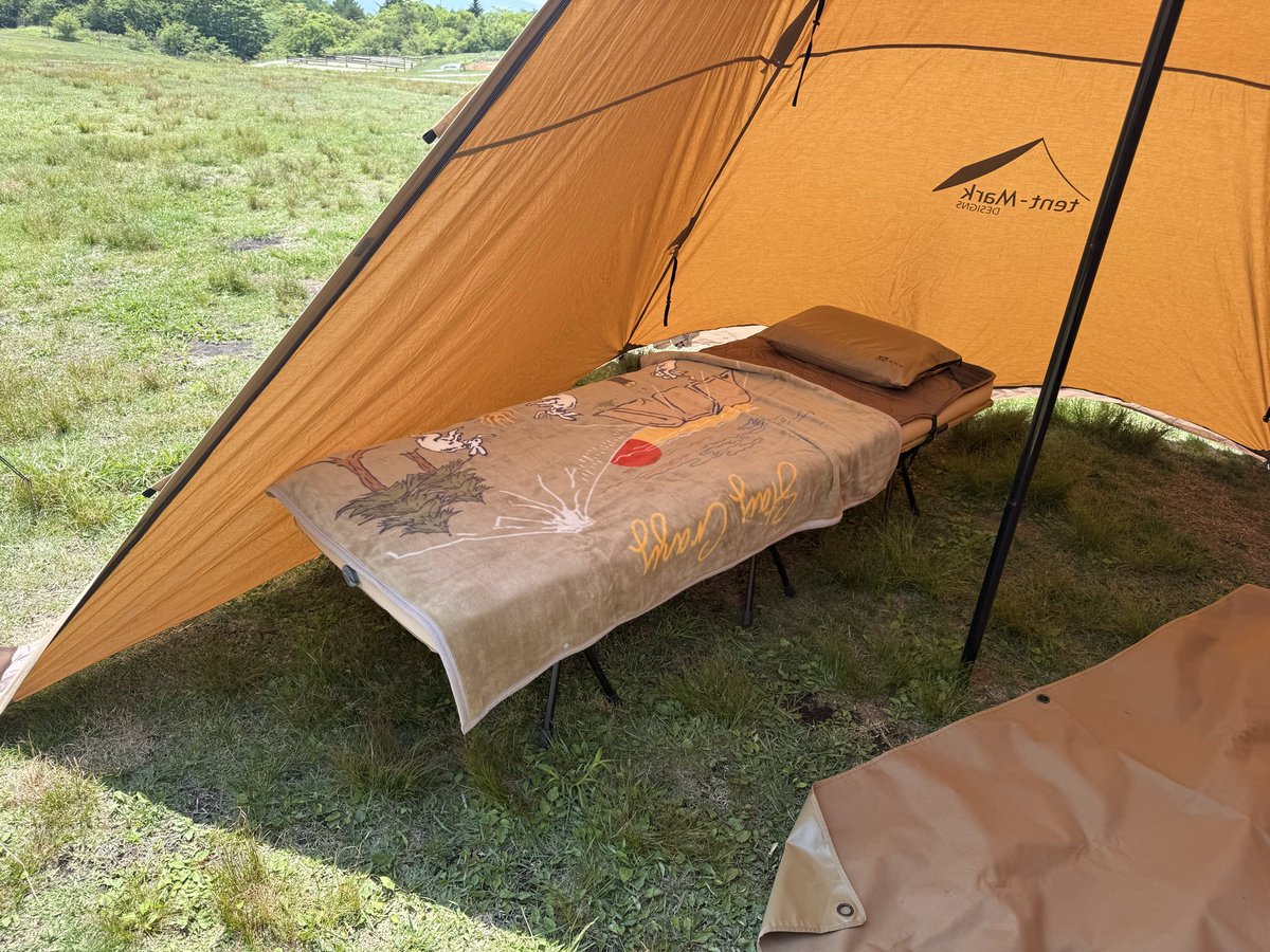 fucha_camp's tweet photo. キャンプに来たのに寝袋を忘れた！！😱
果たしてこのタオルケットだけで乗り切れるだろうか、、、 https://t.co/82gRTWOA0D