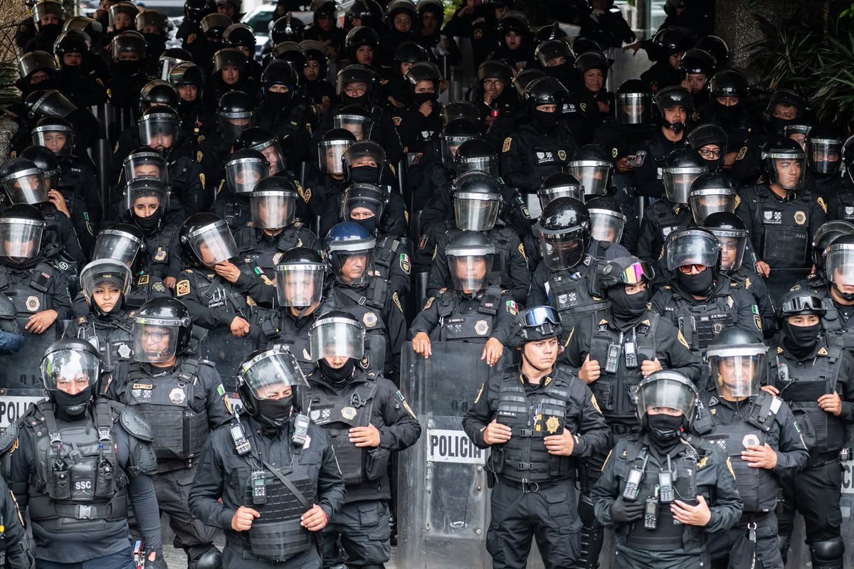 Elibriela's tweet photo. Imaginemos que este despliegue es para capturar criminales, para buscar a los desparecidos, desmantelar redes de corrupción o perseguir a los #narcoPolíticos 🤔

Pero no…
La fuerza es para detener marchas de los ciudadanos que exigen ser escuchados https://t.co/Wb6z5SsWsx