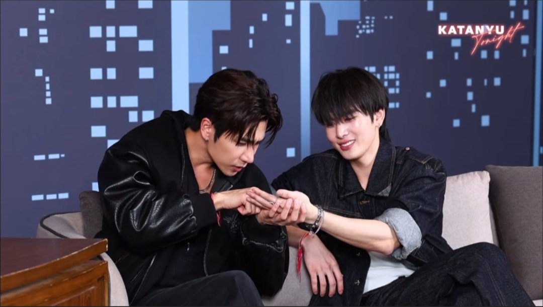 SantaOfficialTH's tweet photo. 🖤 ช่วงนี้มีเกณฑ์จะได้เจอเนื้อคู่ และเขาอยู่ไม่ไกลด้วย
🤍 ผมจะเจอเขาได้ที่ไหนอ่ะคับพ่อหมอ
🖤 อยู่ตรงหน้าแล้วนี่ไงคับ

PERTHSANTA TALK WITH KATANYU

#KATANYUTONIGHTxPerthSanta https://t.co/09Yv0ftG2K
