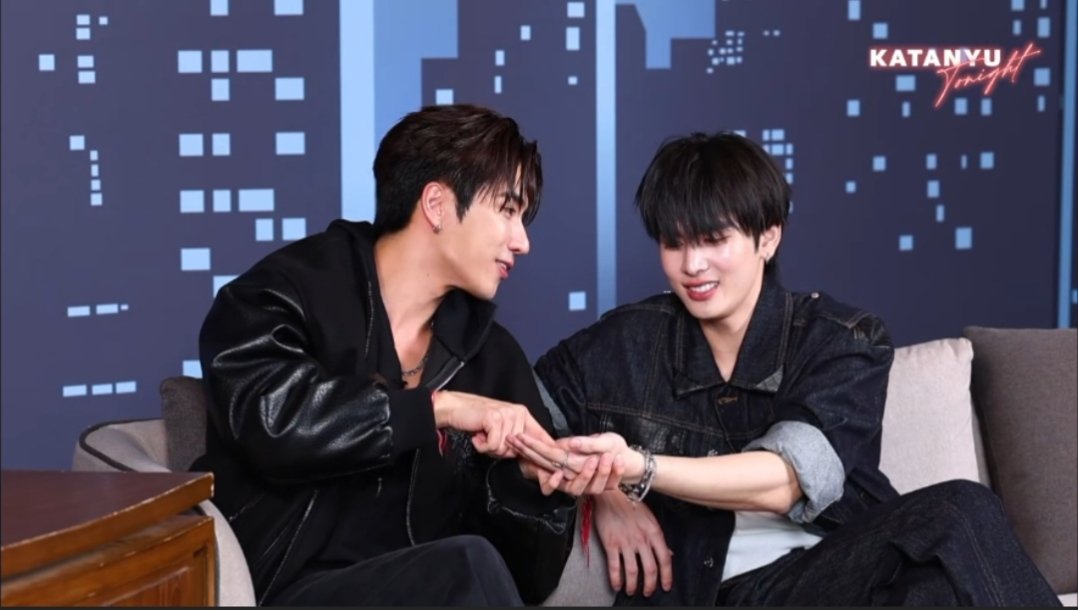 SantaOfficialTH's tweet photo. 🖤 ช่วงนี้มีเกณฑ์จะได้เจอเนื้อคู่ และเขาอยู่ไม่ไกลด้วย
🤍 ผมจะเจอเขาได้ที่ไหนอ่ะคับพ่อหมอ
🖤 อยู่ตรงหน้าแล้วนี่ไงคับ

PERTHSANTA TALK WITH KATANYU

#KATANYUTONIGHTxPerthSanta https://t.co/09Yv0ftG2K