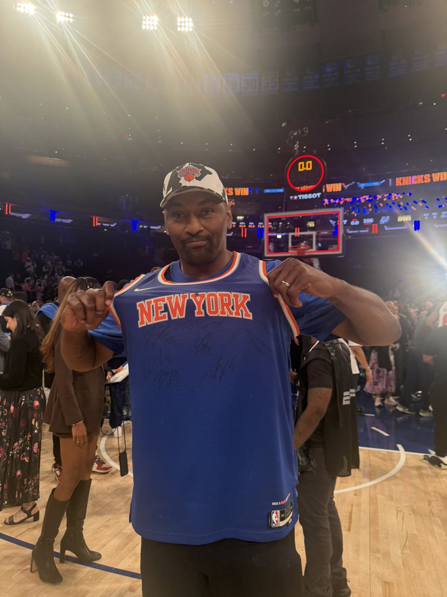 ramonashelburne's tweet photo. Check out @MettaWorld37 showing off his signed jersey after tonight’s epic game supporting his hometown @nyknicks https://t.co/ezDPK0yBvV