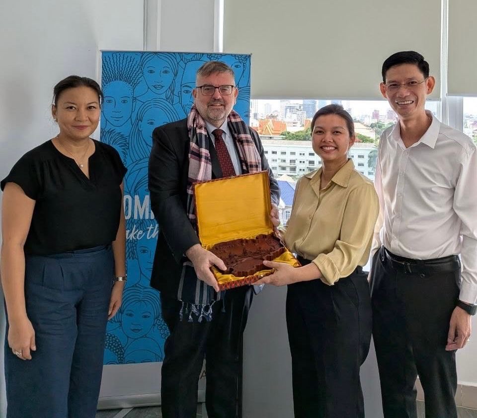 EamonnMurphy63's tweet photo. Ahead of #HLM2026AIDS my visit to 🇰🇭 begins with a meeting with the UNAIDS Multi Country office 🇰🇭🇱🇦🇲🇾🇻🇳, dedicated professionals delivering results.
Look forward to sharing an important announcement on Cambodia’s HIV response & discussing the way forward #endingAIDS with partners. @ongpinp