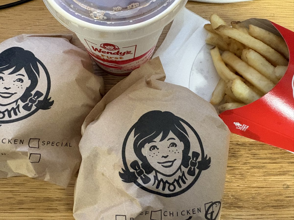 toshinobu_nft's tweet photo. こんにちは🌸
お昼のウェンディーズ🍔と寝っ転がりのすけで聴いた　#スタエフ はこちらです📻
今日は、さとうゆうさん @satonobinobi 主催の #MSD の日、今回もたっぷり放送を楽しみました🎹
今日のピックアップは、シロハルさん @shiroharu0726 の放送です☟ https://t.co/k7ODAgzXzf