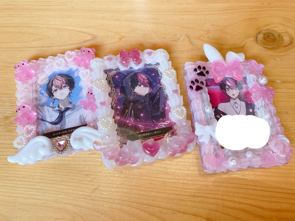 ayuru_07's tweet photo. とりあえず撮り方下手くそなのは許して。

持ってるグッズから選りすぐってこれが限界だった。

どうしてもホイップデコとトレカの解釈一致できないけどそこは許してくれー！ https://t.co/pQ1s30wVt5