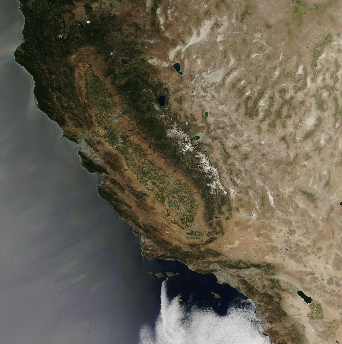 US_Stormwatch's tweet photo. Not a cloud in the sky across virtually all of California today.

What a view from space. https://t.co/UiDjp9uLN0