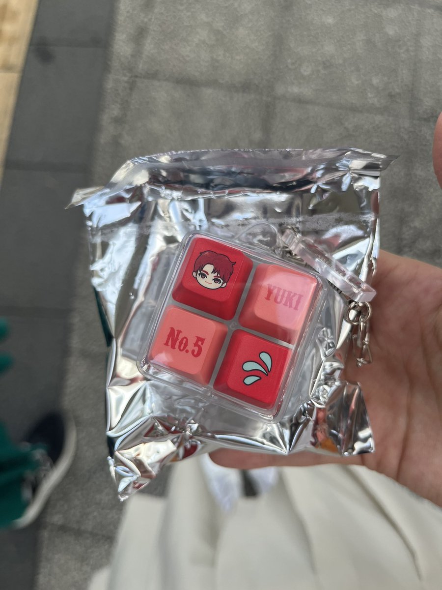 rns351282's tweet photo. 超特急 ESCORT グッズ 交換
クリッカー キーホルダー

譲 :ユーキ
求 :ハル、タクヤ

日程:ESCORT8/9 Kアリーナ
　　エビライ8/14代々木
         都内手渡し、郵送可

#超特急交換 https://t.co/WyiIFOdZhn