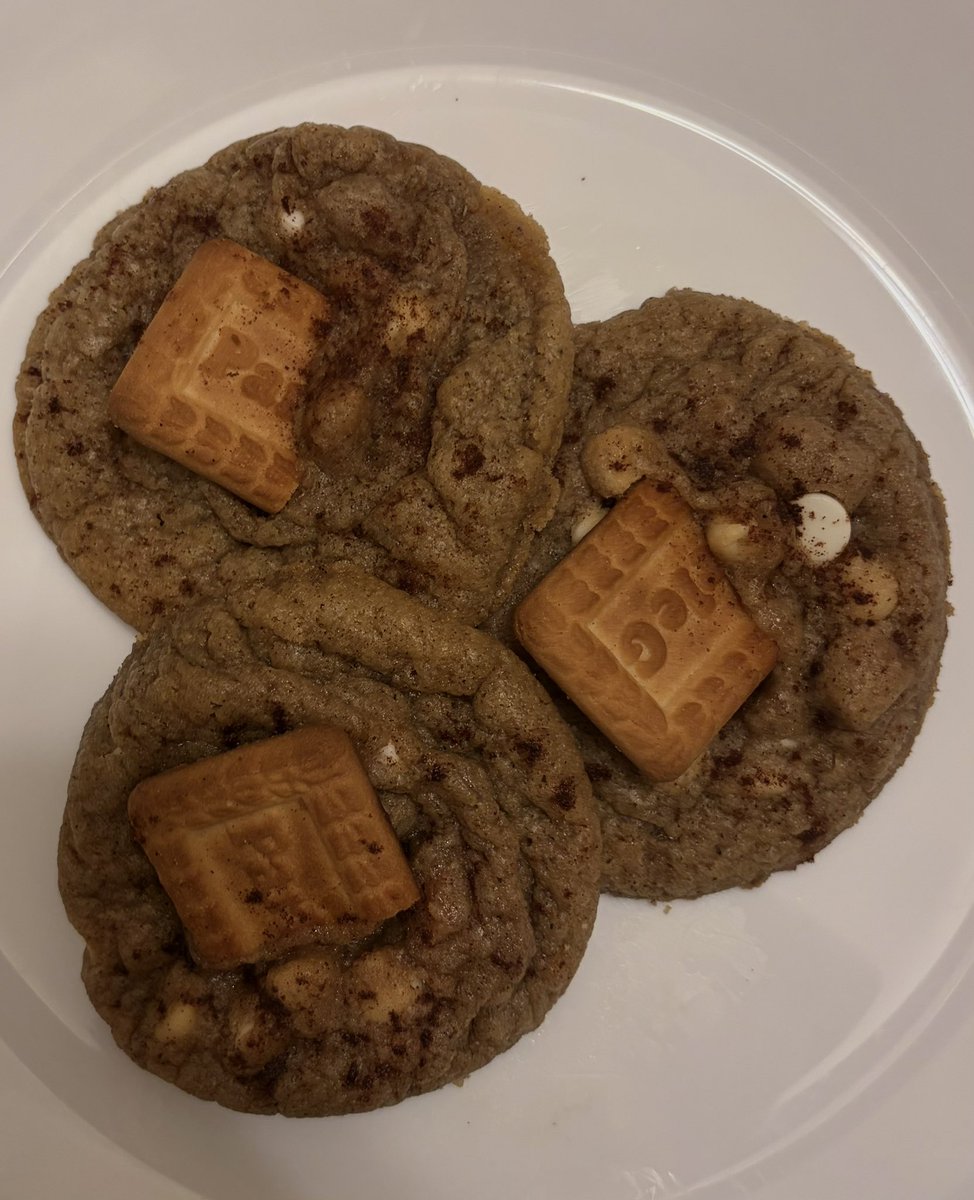 yavnzz's tweet photo. once i learn how to take pictures of cookies that arent straight doodoopoo im taking over the world https://t.co/O2qnuAfBy4