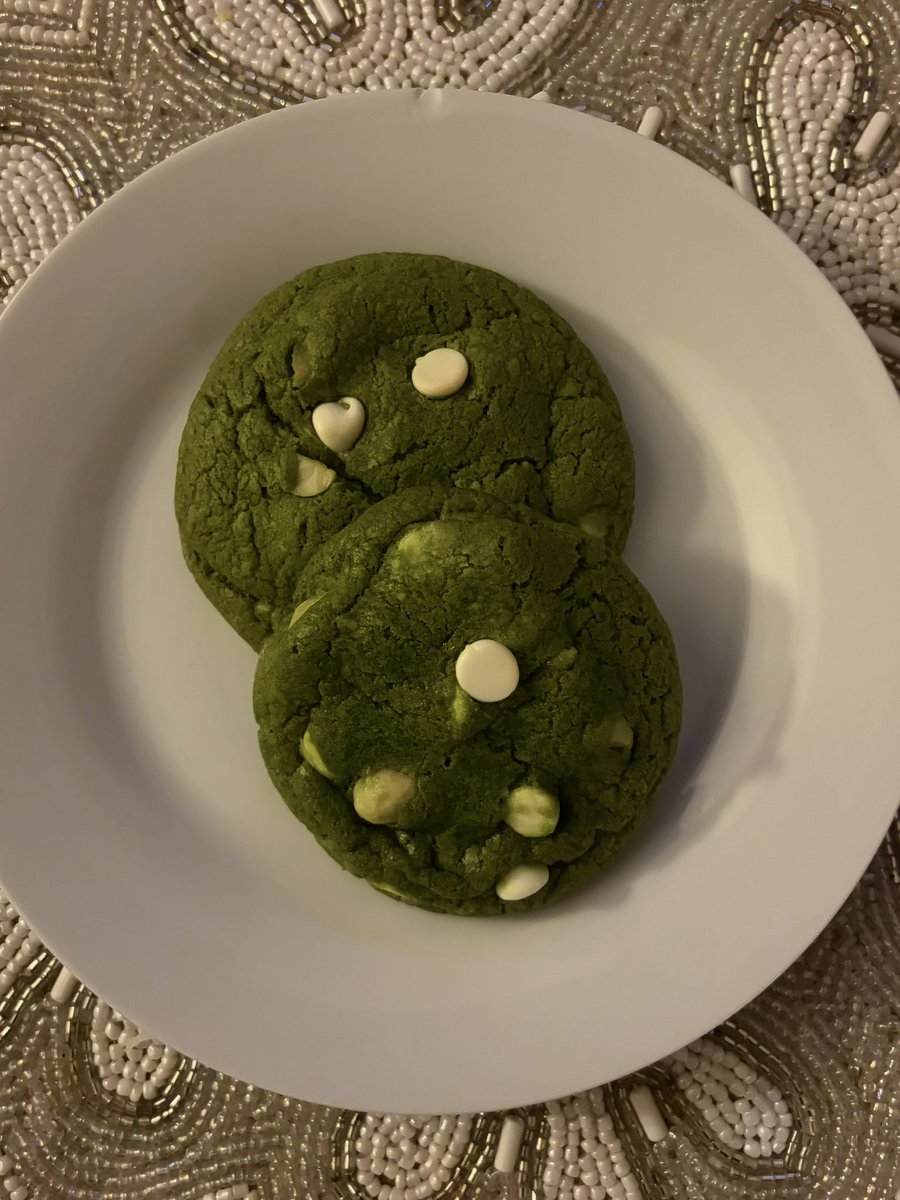 yavnzz's tweet photo. once i learn how to take pictures of cookies that arent straight doodoopoo im taking over the world https://t.co/O2qnuAfBy4