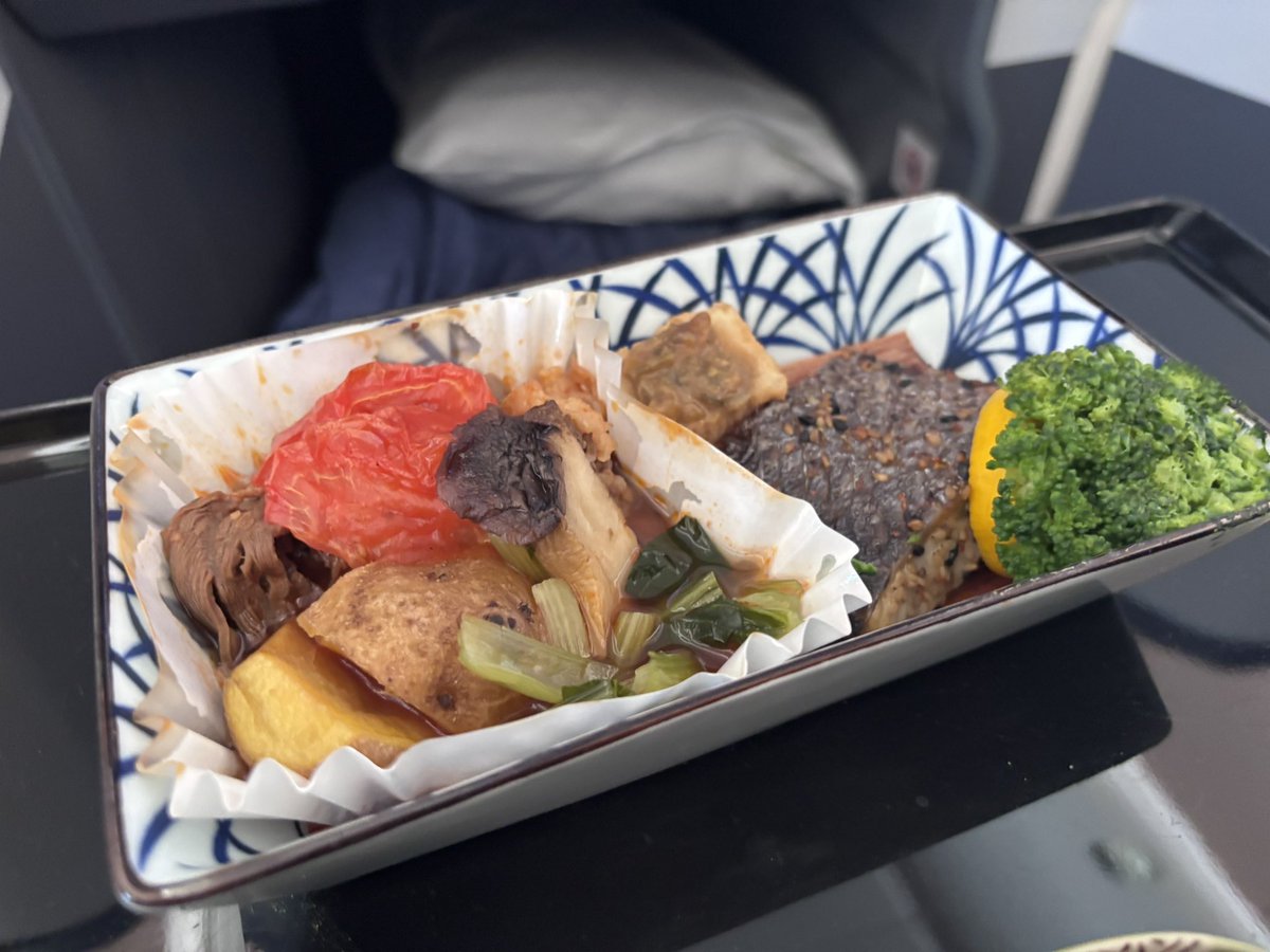 TI_Asia's tweet photo. 食事の配給をとばされるのは久しぶりだな。。催促したらでてきたけど https://t.co/vUJtYk5tgj