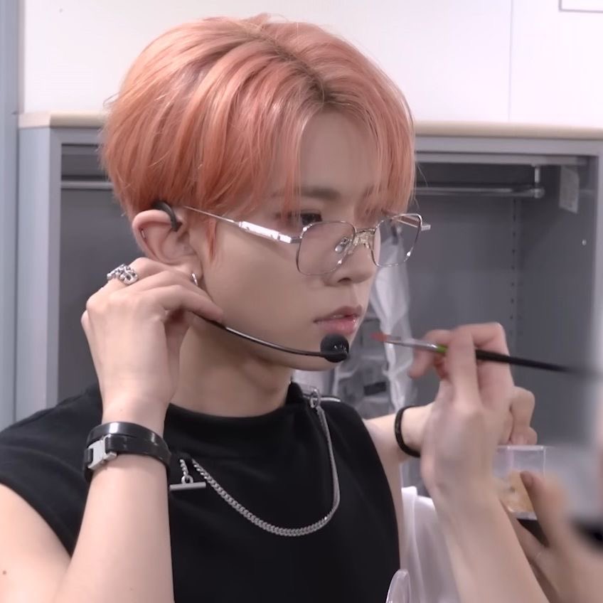 hoonkibaby's tweet photo. pink haired heeseung is a spectrum https://t.co/RcjdquNBEC