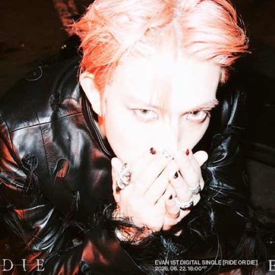 hoonkibaby's tweet photo. pink haired heeseung is a spectrum https://t.co/RcjdquNBEC
