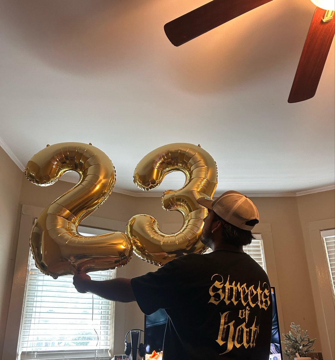 ursweetflower's tweet photo. so spoiled i love my friends, my family, and my bf https://t.co/wkCltB784G