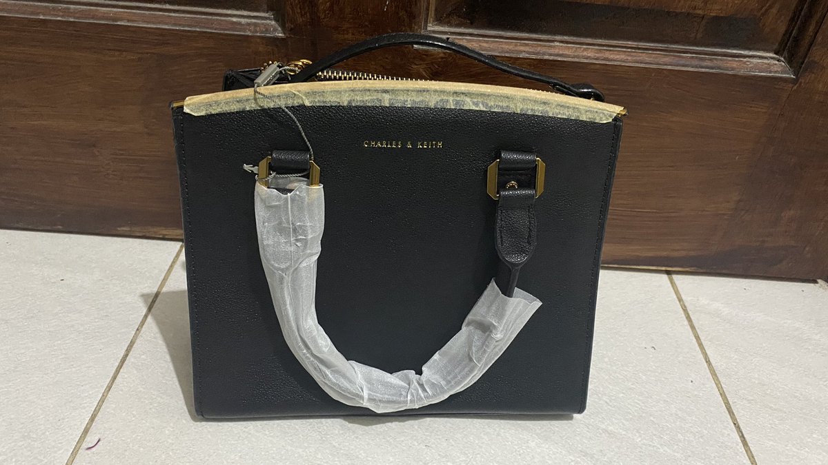 Lilael17's tweet photo. WTS Tas Charles &amp; Keith Classic New
Warna Black, jual murah bgt 180k aja

Spesifikasi:
1. Masih baru blm prnh dipake
2. Ada tali panjang 
3. Bisa untuk slingbag dan handbag
4. Zipper premium
5. Ukuran sedang
6. Tidak original
7. Bisa oren

#WTS #zonauang #cnk #titipjual #WTSBag https://t.co/8s3vcNqxGR