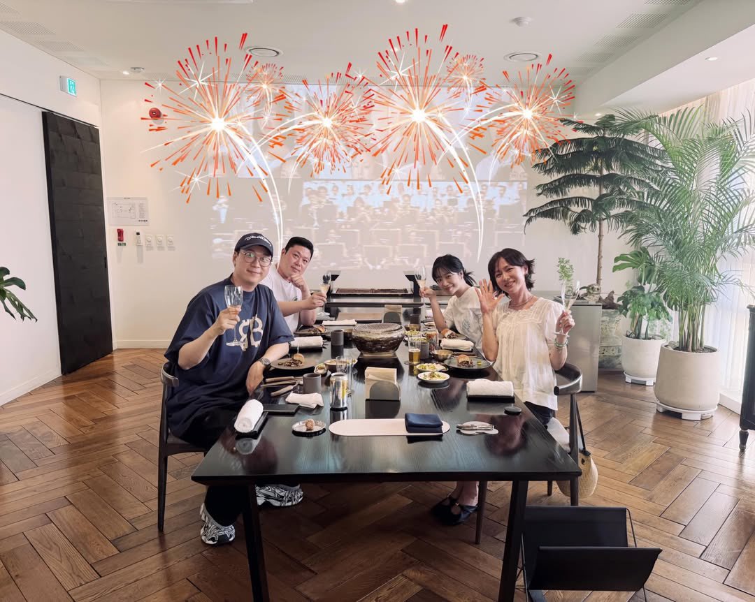 picsjoyuri's tweet photo. jo yuri with son yejin and variety director https://t.co/eRRgiUzi2J