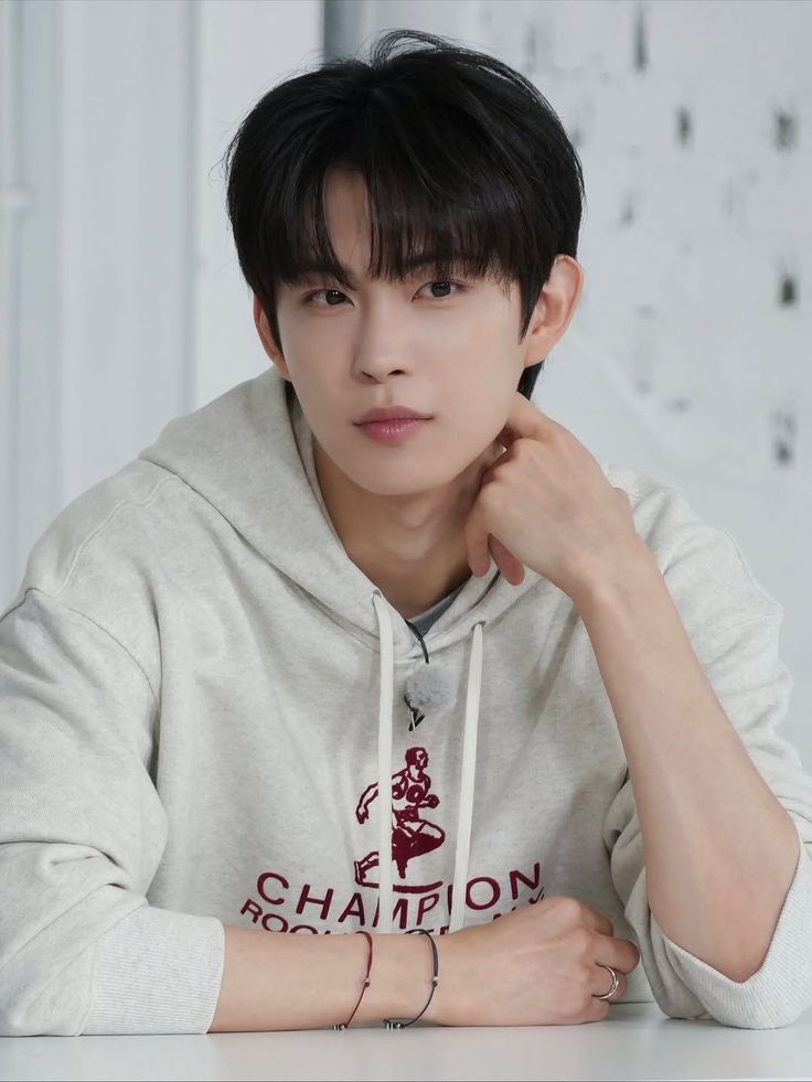 moenjvienz's tweet photo. what we are? 

geonwoo x chanelle oneshoot au https://t.co/ajdRCDxYVj