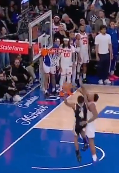 phillipsherry's tweet photo. @SmacBall7 @martymush He got blown up while in the air on the way to the hoop and the defender never made contact with the ball. https://t.co/R0lRAevu5h