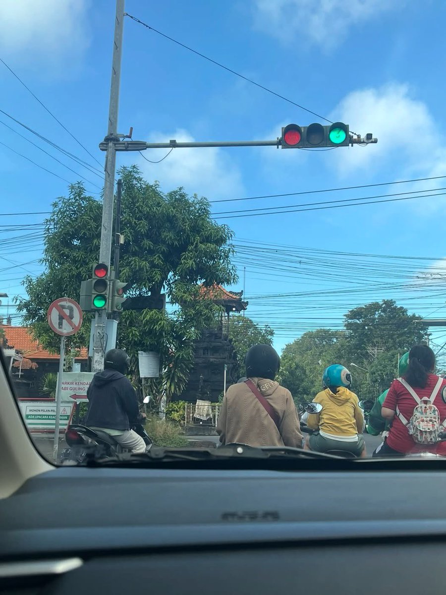 KulineRain's tweet photo. Krisis identitas tandanya kita berhenti apa terus jalan ya 😭 https://t.co/AJ9r4EQgZc