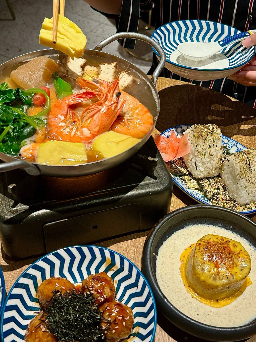 wasa__'s tweet photo. 凌晨一点的小食堂，暖黄灯光裹着刚煎好的玉子烧，阿婆递来半碗热味增，就着收音机里的老歌，把未说出口的疲惫都咽进胃里。 https://t.co/lOgNxtEKMr