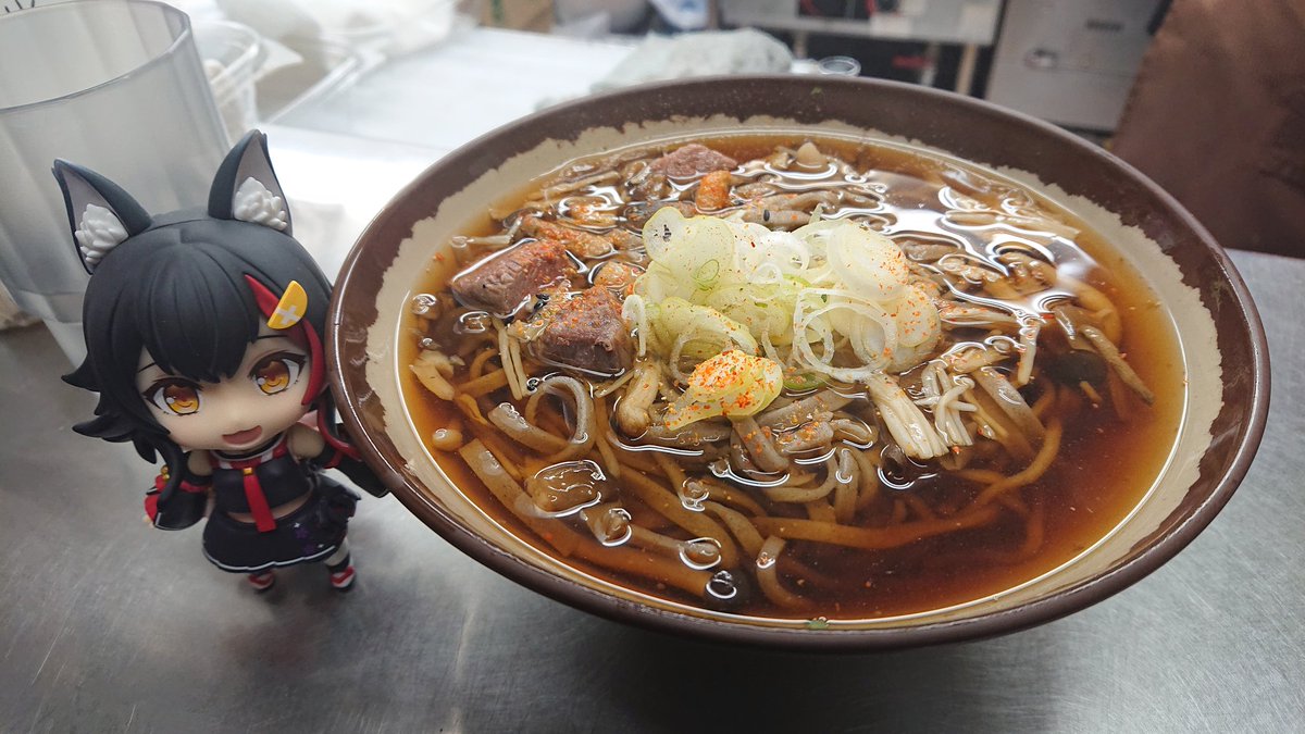 KID_Satoshi's tweet photo. 少し遅いお昼ごはん。
今回の目的の一つが、日本一狭い立ち食い駅そば屋さんで山賊蕎麦を食べる！
でしたが残念ながら山賊蕎麦は限定メニューで平日にもかかわらず売り切れでした💧
しかしここのもう一つお勧めである鹿肉蕎麦！
肉は硬くなくクセもなく美味しかったです！
#ぶらり旅 #帰郷 https://t.co/RB5Oa8AvIy