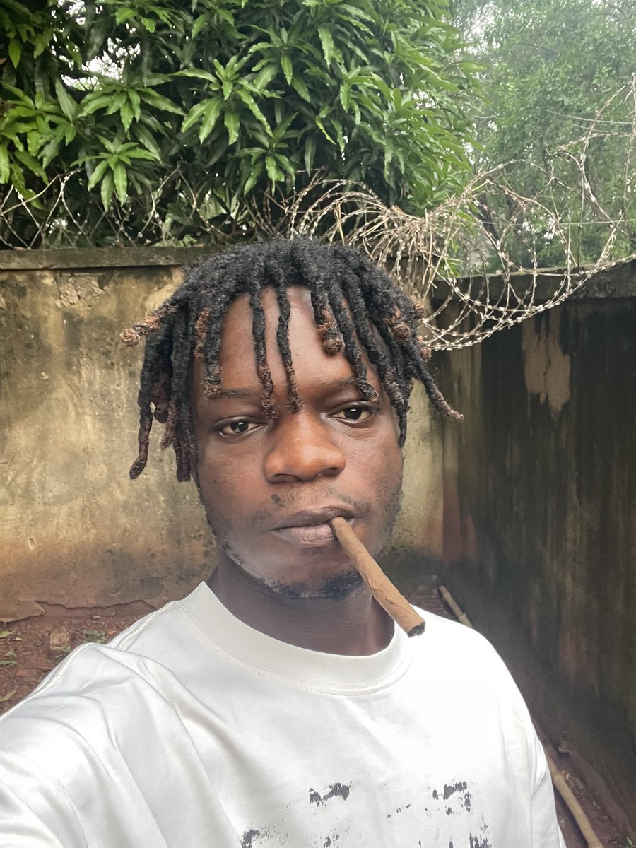 conjaigwe's tweet photo. Good morning 

Wake and bake with my throw back https://t.co/wsbAYeGHBD