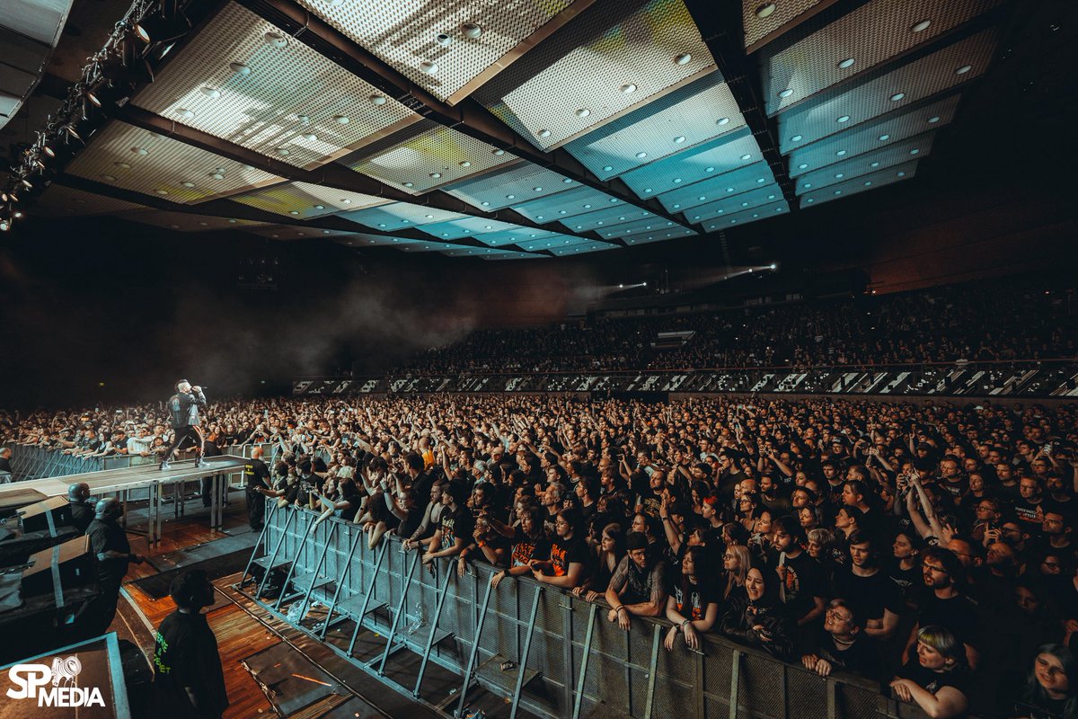 threedaysgrace's tweet photo. SOLD OUT in Frankfurt! Thanks for an awesome night 🤘🤘

📷 @SPMediaAZ 

#ThreeDaysGrace #AlienationTour #Frankfurt #Germany https://t.co/O9NYFPocWo