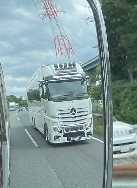 volvo2412's tweet photo. アクトロス珍しいなーと思ったらクソデカキャンピングカーだった https://t.co/7rWX0kDKHF