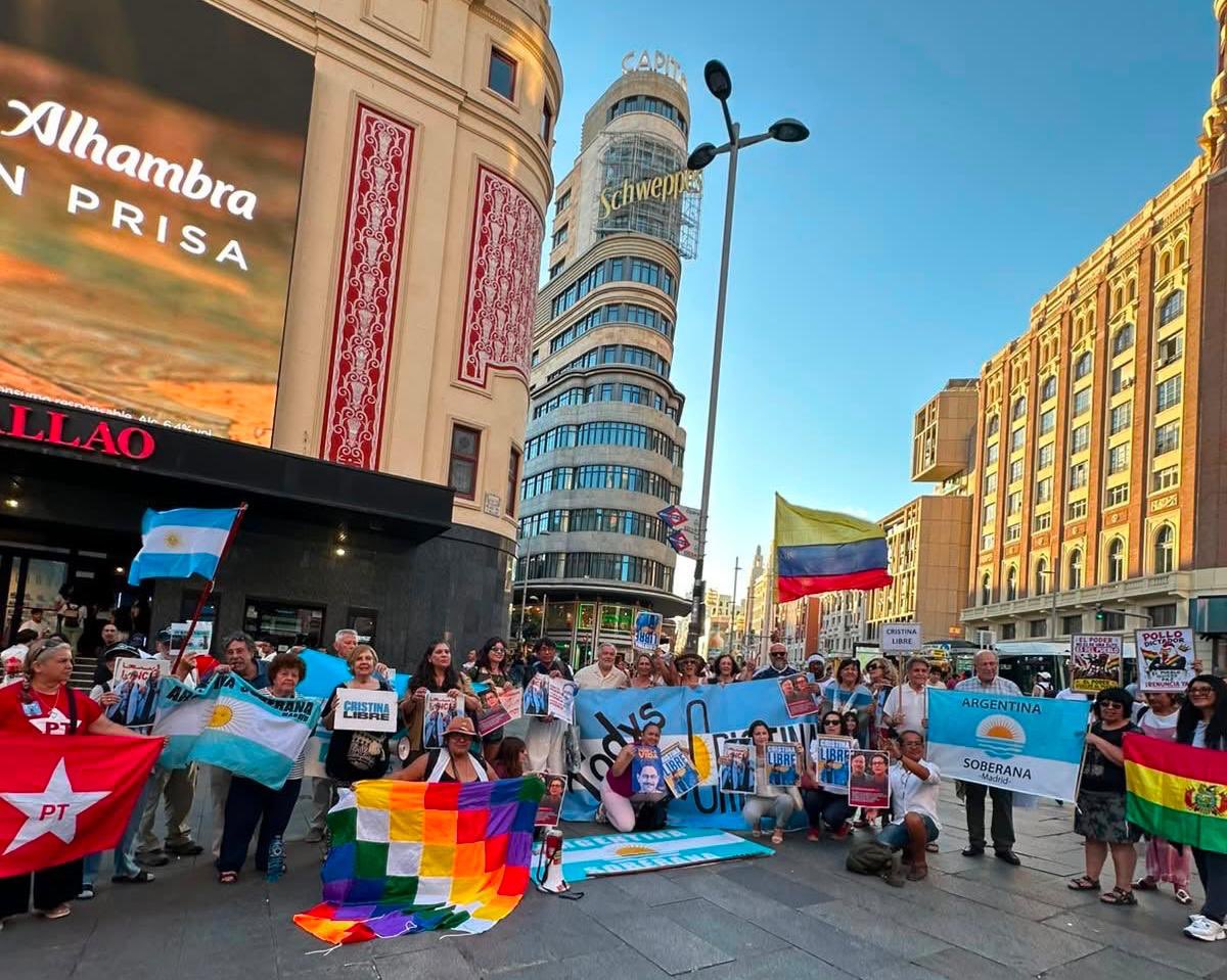 Gregoriodalbon's tweet photo. RESUMEN FINAL. 

AQUÍ ENPEZÓ. 

MADRID CERRÓ LA CAMPAÑA INTERNACIONAL A UN AÑO DE LA PROSCRIPCIÓN 
#CristinaLibre

Madrid. Plaza del Callao.

Hay imágenes que explican más que mil discursos.

Argentinos y argentinas, junto a compañeros y compañeras de distintos países, reunidos en pleno centro de Madrid para decir algo muy simple y muy profundo: Cristina no está sola. Cuando creyeron que podían aislarla, apareció la solidaridad. Cuando creyeron que podían silenciarla, aparecieron las voces del mundo.
Y cuando creyeron que una sentencia podía borrar una historia, apareció un pueblo dispuesto a recordarla.

Gracias a cada persona que se acercó, que levantó una bandera, que sostuvo un cartel y que dedicó un rato de su vida a defender una causa que ya trasciende fronteras.

Porque no estamos defendiendo solamente a una persona. Estamos defendiendo la democracia frente a la proscripción.
La política frente a la persecución.

Y la verdad frente al lawfare.

Desde Madrid, una vez más:

Cristina es inocente. Cristina debe estar libre.

#CristinaLibre #CristinaInocente

@TodosMadrid 
@ARGprovincia25