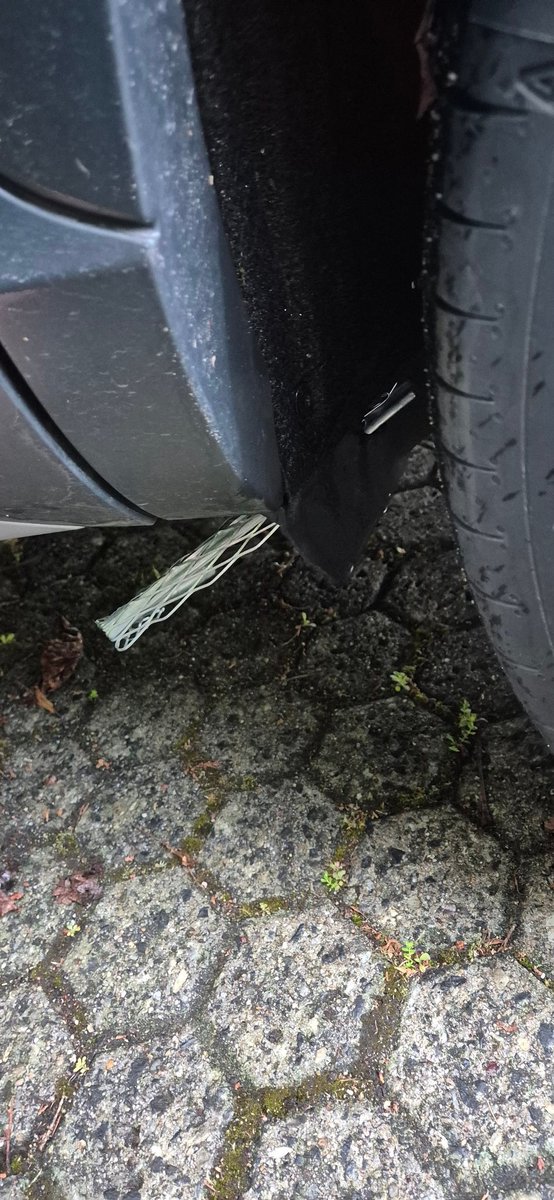 HaraldLJackson's tweet photo. Danke an den Bastard, der nicht weiß wie Ladungssicherung funktioniert. https://t.co/r4fwny7KWq