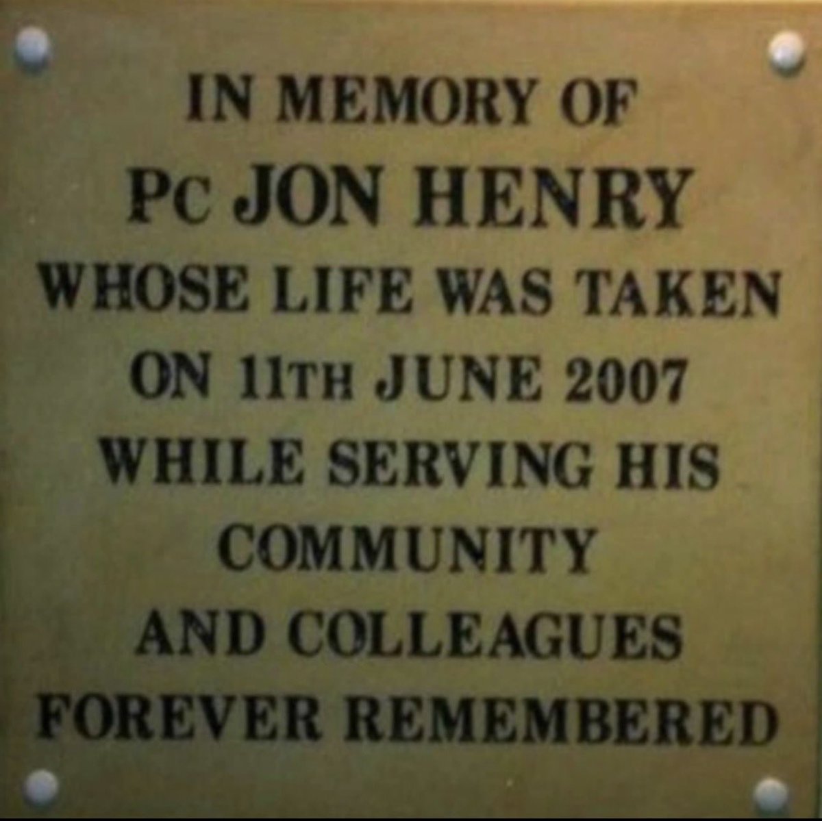 samsparkes999's tweet photo. No one should go to work, never to make it home. 🚔
Sadly, 19 years ago today, Jon, proudly of @bedspolice paid the ultimate sacrifice. 
My thoughts, as always are with his incredible wife &amp; daughter who I had the privilege of being #FLO 🚔💙
#PCJonHenry
#NeverForgotten https://t.co/o9U69gtz7p
