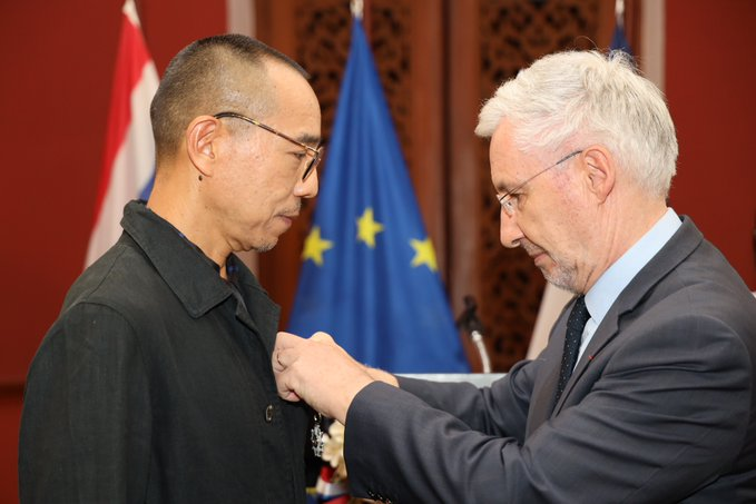 Unrulycat2511's tweet photo. ฝรั่งเศสมอบเครื่องราชอิสริยาภรณ์ Chevalier de la Légion d’honneur แก่ "เจ้ย" อภิชาติพงศ์ วีระเศรษฐกุล ผู้กำกับภาพยนตร์อิสระและศิลปินร่วมสมัยชาวไทย เป็นการให้เกียรติแก่ผลงานอันโดดเด่นและการมีส่วนร่วมในการเผยแพร่วัฒนธรรม 

อภิชาติพงศ์ เป็นชาวเอเชียตะวันออกเฉียงใต้คนแรกที่ได้รับรางวัล Palme d’Or ที่เมืองคานส์