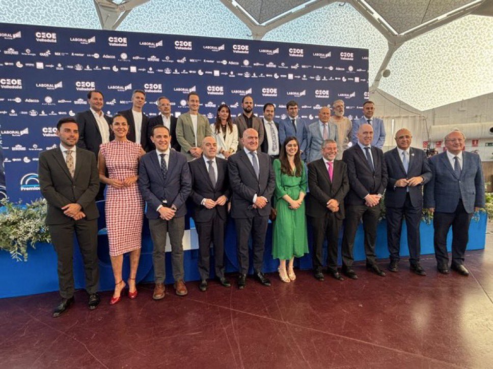 CyLwowUser's tweet photo. 🏆 La Gala de los Premios CEOE Valladolid reconoció dos hitos históricos para la provincia:

🚗 El 75 aniversario de Renault en Valladolid
📜 El 475 aniversario de la Controversia de Valladolid

Empresa, historia e identidad 

#Valladolid #CEOE #Renault #ControversiaDeValladolid https://t.co/ch0Jy5gypc