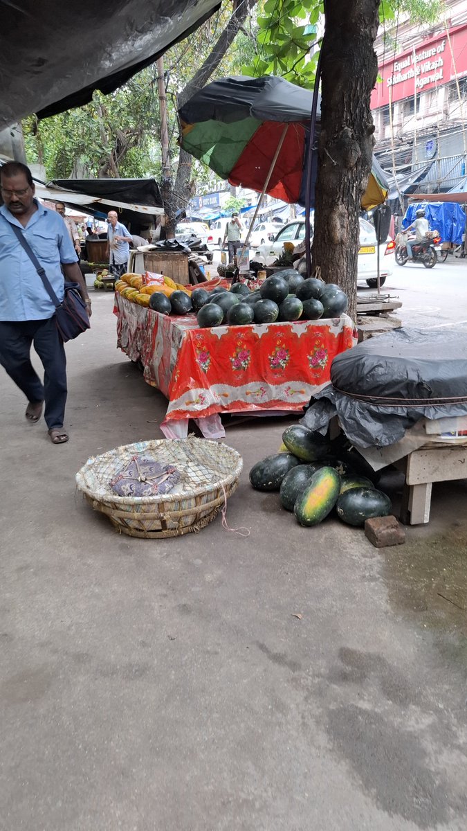 subha8612's tweet photo. @paulagnimitra1 didi kind attention 🙏
Walking opposite Lalbazar is an extreme sport. Sidewalks fully blocked by illegal vendors (single-file walking only), plus a free, unwanted shower from overhead AC outlet pipes.
When will this area be cleared ? @kmc_kolkata @KolkataPolice https://t.co/3GSNvwi3xw