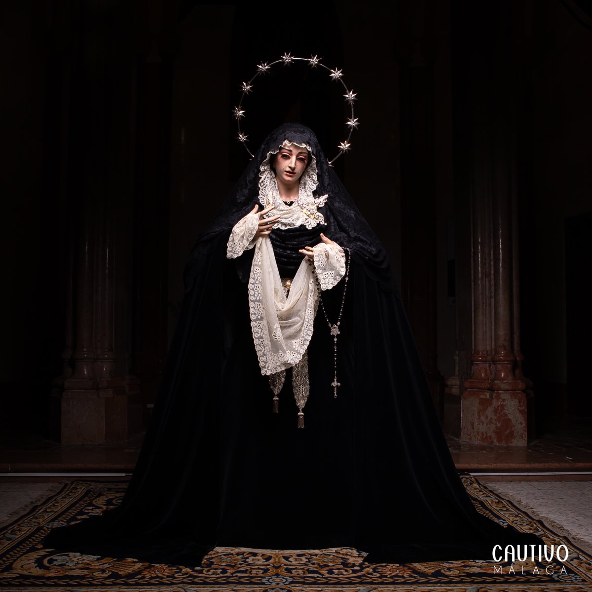 cautivotrinidad's tweet photo. CULTO - María Santísima de la Trinidad Coronada viste de luto por el fallecimiento de nuestro hermano y consejero Ignacio Castillo. Luce en su pecho el broche de oro que le obsequió la pasada cuaresma antes de realizar el pregón de la Semana Santa de Málaga. #CofradíasMLG. https://t.co/DIrmvKg3YP