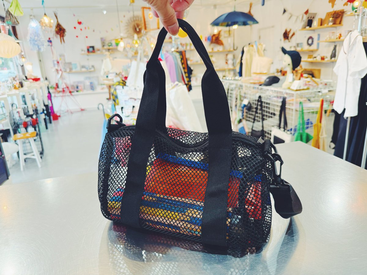 Greedy1002's tweet photo. メッシュのボストンバッグ
入荷しました。

入れるのもによって色々雰囲気変わって楽しめます。
お気に入りの人形やアクセを付けて自分色のバッグに。

#greedy_matsuyama
#山下洋品店
#メッシュ #mesh #バック https://t.co/IueCzwqRvX