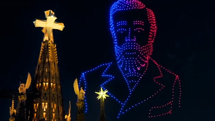 UnSrdeBarcelona's tweet photo. Ahir es va encendre la llum de la Sagrada Família.

Va ser un moment important. Un d’aquells instants que haurien de convidar els catalans a recuperar una mica de l’autoestima col·lectiva que hem perdut en els darrers 10 anys.

Dins del temple hi havia una representació de molts dels problemes del país: Polítics dòcils, aborregats representants socials, empresaris i líders d’opinió institucionalitzades. Persones que, massa sovint, han renunciat a exercir el lideratge i la responsabilitat que els corresponia. Agents de canvi que han acabat convertits en gestors de la claudicació.

Però fora, als carrers, es respirava una altra cosa. Hi havia alegria. Hi havia esperança. Hi havia una sensació d’unitat que no recordava des dels millors dies del Procés.

Potser aquest és el missatge que, cent anys després, encara ens continua enviant l’immortal Antoni Gaudí: Que els grans projectes col·lectius només són possibles quan un poble torna a creure en si mateix.

I que la llum, abans d’il·luminar les pedres, ha d’il·luminar les persones.