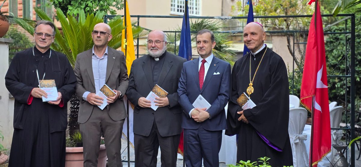 GeorgeBologan's tweet photo. Abbiamo presentato il libro "Cura il tuo prossimo come te stesso", un volume che ci invita a riflettere sul legame profondo tra assistenza, ascolto, amore e umanità nella sanità odierna. Parlare della salute significa capire che la vita è un dono da curare e custodire. https://t.co/tdUTAukuwH
