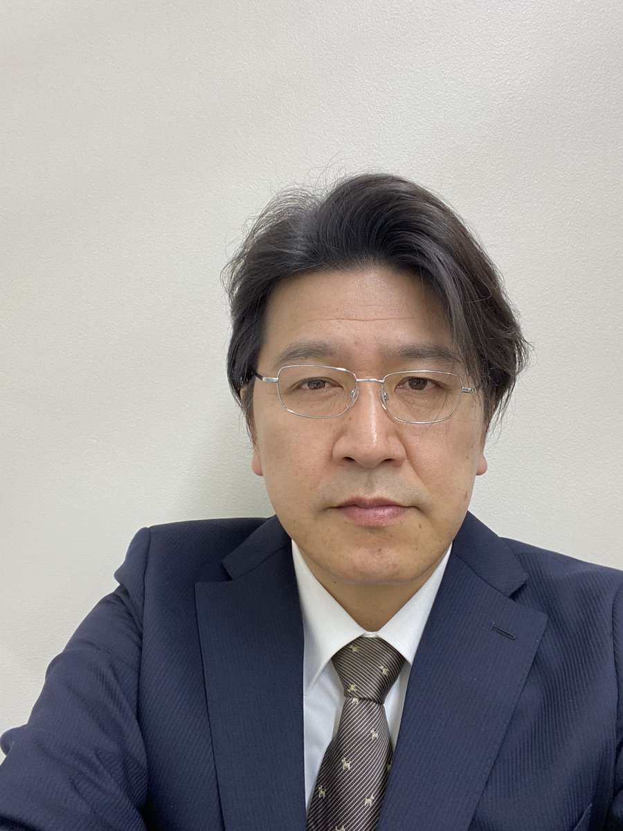 tsuyoshi18's tweet photo. 舞台『ナミヤ雑貨店の奇蹟』では3役を演じました。
魚屋ミュージシャンの父は髪を白くしていました！
お客さんに「カツラだと思いました」と言われましたが地毛を白く塗っていました。
その後博多の校長で部分的に白を取りラインを入れ直し、最後の秘書外島では髪を洗って黒に戻してました🤟😄 https://t.co/MvBaxpj1E1