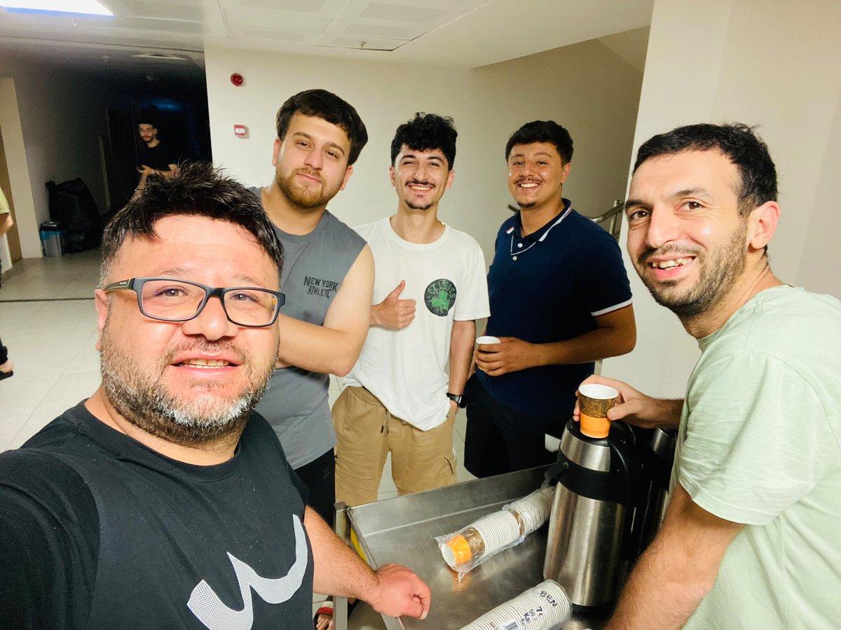 BurdurKYGM's tweet photo. 📍 Oğuzhan Yurdu

Sınav haftasında öğrencilerimize moral ve motivasyon sağlamak amacıyla odalarında ve çalışma salonlarında çay ikramında bulunduk. ☕📚 https://t.co/sBYr1iEswF